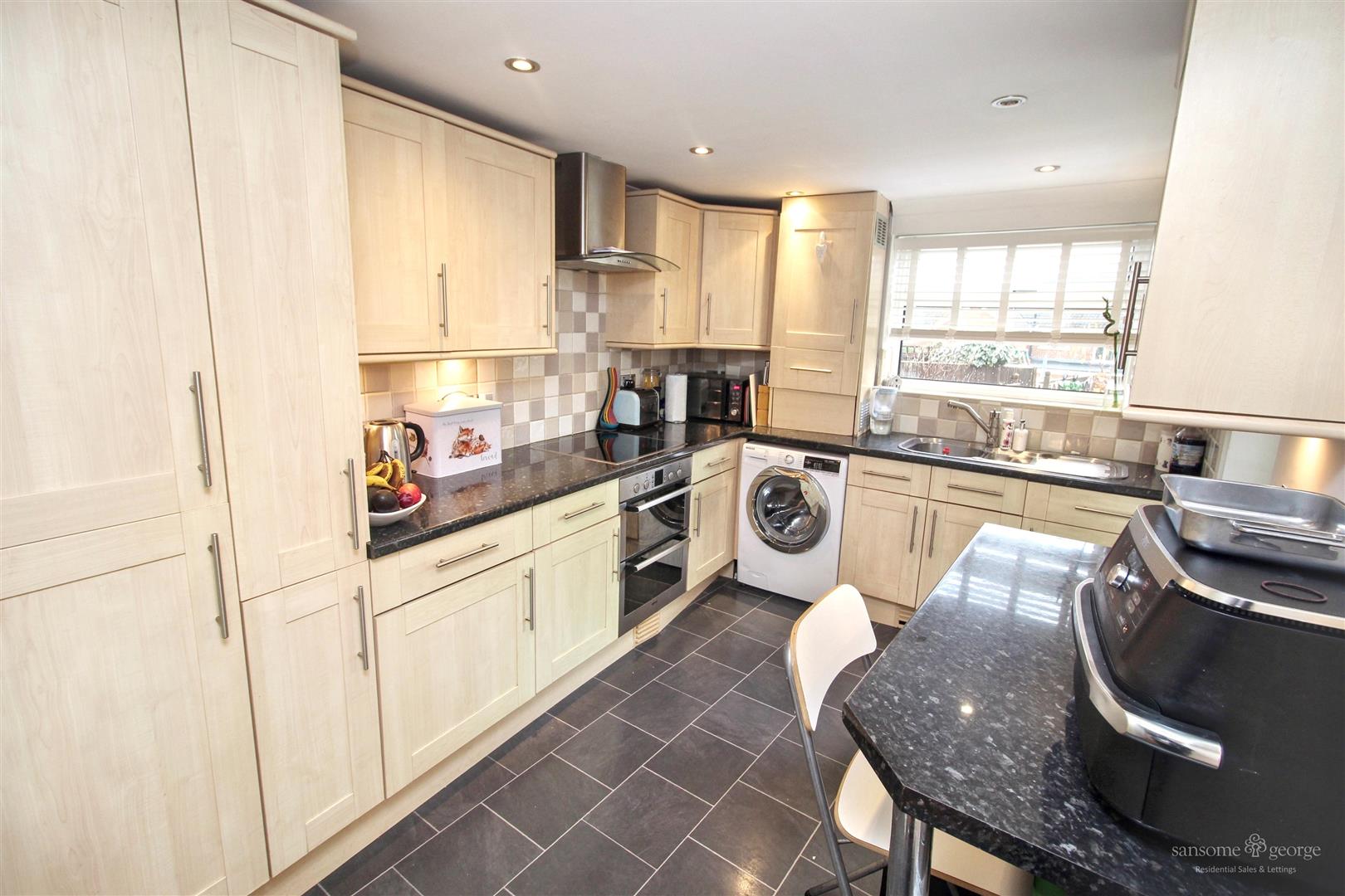 3 bed property in Kirkfell Close, Reading